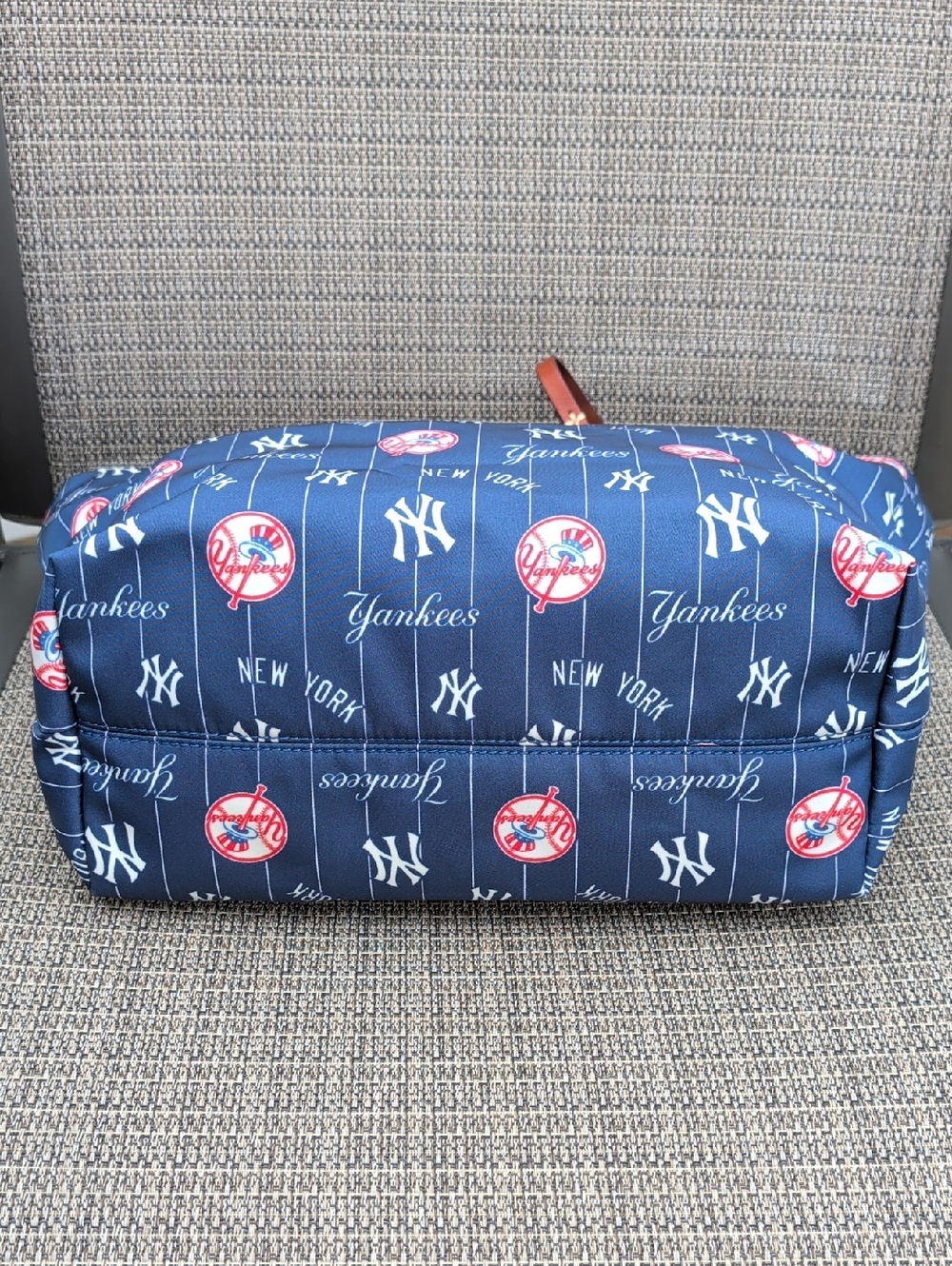 Dooney & Bourke x MLB New York Yankees Zip Top Tote NWOT ⚾⚾⚾ - Picture 5 of 8